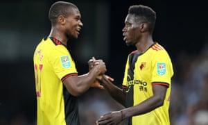 Ismaïla Sarr celebra mientras juega para Watford contra Coventry City.