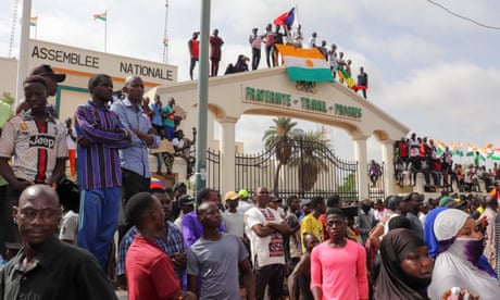 Apoiadores pró-junta do lado de fora do prédio da Assembleia Nacional na capital do Níger, Niamey