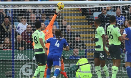 Le gardien de but de Manchester City, Ederson, reçoit un gant pour l'effort à long terme de Youri Tielemans
