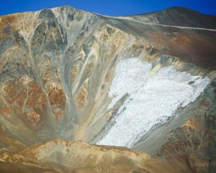 بقعة من الثلج في نهاية الموسم تتمسك بحد جرف في جبال الأنديز
