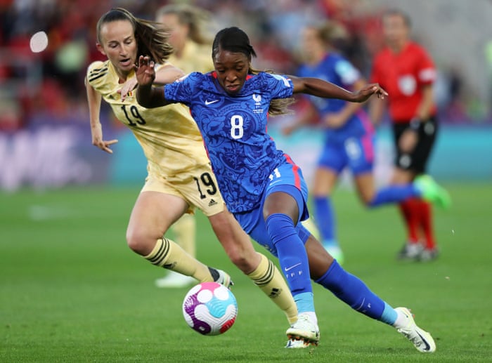 Grace Geyoro of France is challenged by Sari Kees.