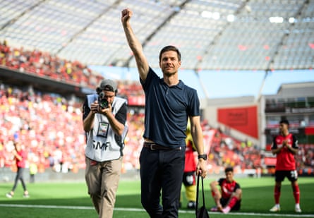 Xabi Alonso salutes Leverkusen’s match after his final home match in charge.