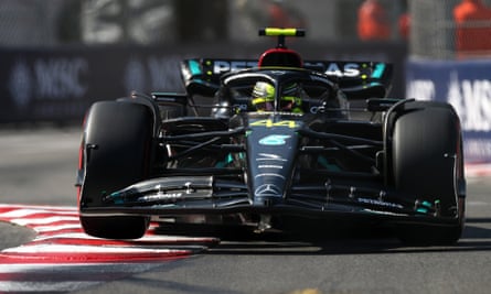 Lewis Hamilton dans sa Mercedes redessinée