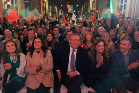 António José Seguro surrounded by flag-waving supporters at a campaign event