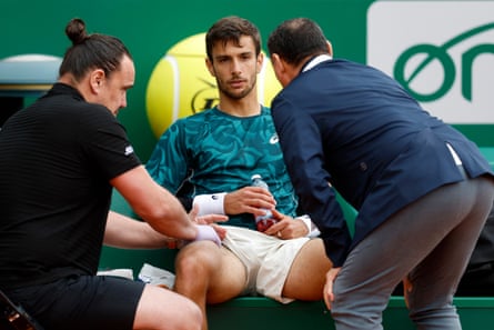 Lorenzo Musetti during a medical timeout
