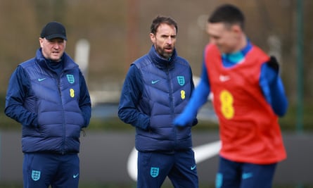 Gareth Southgate regarde l'Angleterre s'entraîner