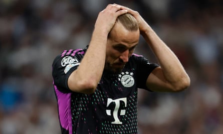 Harry Kane holds his head