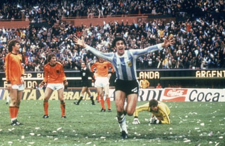 Mario Kempes celebrates after scoring in the final at the Estadio Monumental.
