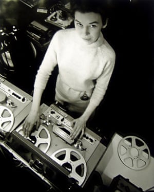 نوازنده الکترونیکی نوآور Delia Derbyshire ، تصویر در سال 1965 ، که موضوع Doctor Who را نوشت.