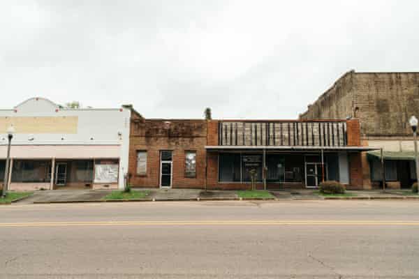 Las carreteras de Uniontown están abandonadas y la única tienda de comestibles cerró el año pasado.