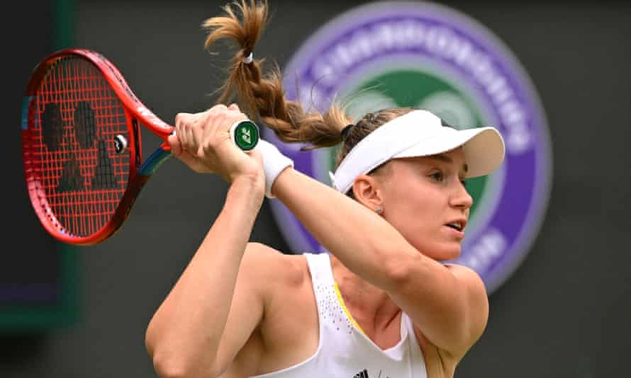 Elena Rybakina devuelve el balón.