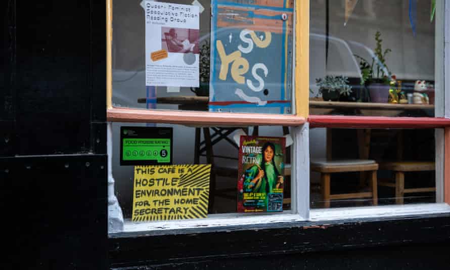 TravelGuides - Tensions run high in Hastings over small boat arrivals | Immigration and asylum 3 A sign reads: ‘This cafe is a hostile environment for the home secretary.’