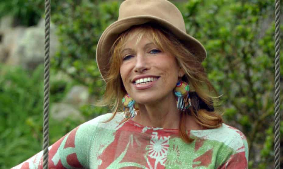 Carly Simon poses with her guitar at her home in Martha’s Vineyard in May 2004.