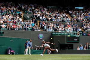 Cori Gauff en acción contra Venus Williams en Wimbledon