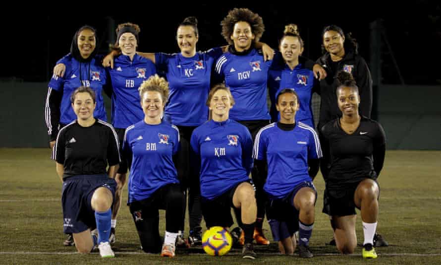 Kat Craig (Dritte von links, hintere Reihe) mit Mitgliedern der Frauenmannschaft von Camden und Islington United.