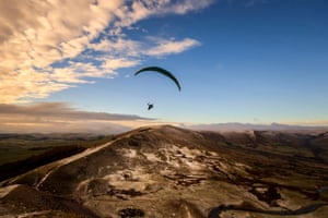 Castleton, England: a paraglider flies over Mam Tor in Derbyshire
