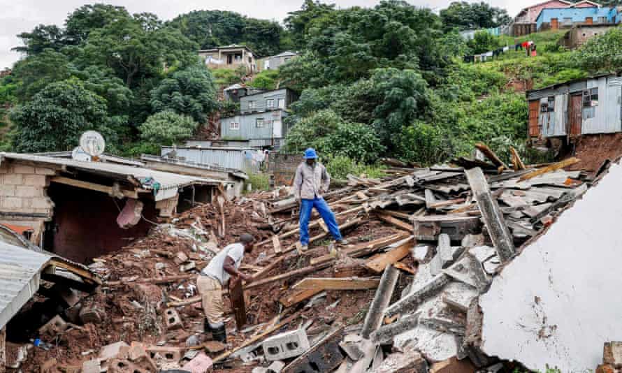 Mieszkańcy ratują, co mogą, z rozbitych domów w Durbanie po powodziach i osunięciach ziemi.