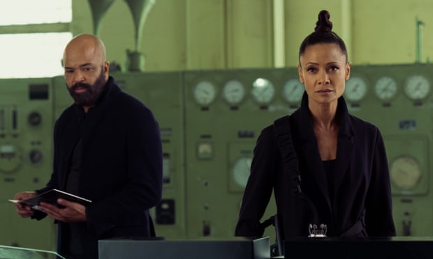 Jeffrey Wright como Bernard Lowe y Thandiwe Newton como Maeve Millay en el episodio siete de Westworld, temporada 4.