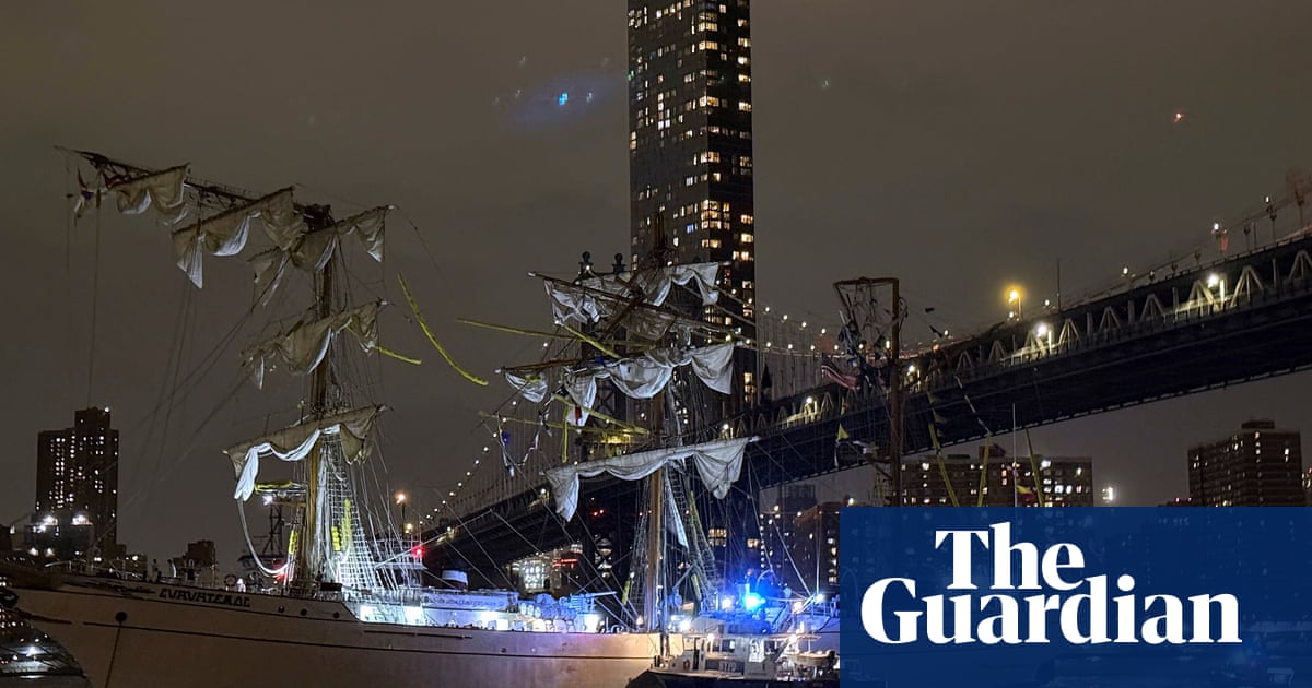 Mexican navy ship crashes into Brooklyn Bridge – video