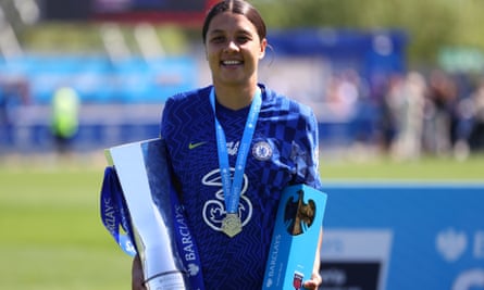 Sam Kerr pose avec le trophée WSL et le soulier d'or après avoir inspiré Chelsea au titre la saison dernière
