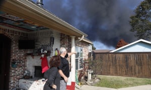 Người dân địa phương nhìn khói từ đám cháy tại nhà máy hóa chất của Tập đoàn TPC ở Port Neches, Texas, vào ngày 27 tháng 11.