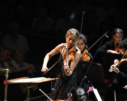 Vilde Frang playing violin with the orchestra
