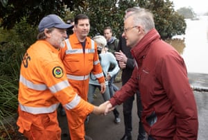Anthony Albanese apertando a mão de um voluntário da SES
