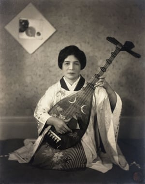 Kango Takamura, Woman Playing the Biwa, circa 1930s In the 1920s and 30s, west coast cities like L.A., San Francisco, and Seattle were home to a vibrant community of photographers centred around regional camera clubs and salons. These cities were also home to a rapidly growing population of Japanese immigrants. By the 1920s, an increasing number of these immigrants identified as Japanese American and forged a unique cultural identity in places like Los Angeles’s Little Tokyo neighbourhood—it was in this context that a new movement of Japanese American pictorialist photography emerged.
