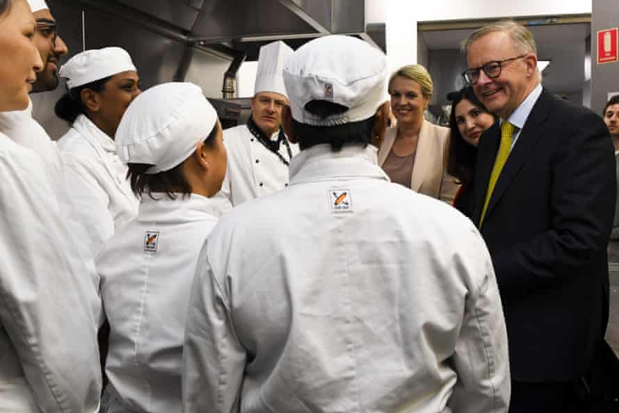 Anthony Albanese speaking to cooking students