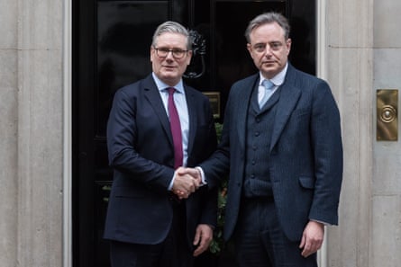Keir Starmer and Bart De Wever shake hands on the steps of Downing Street