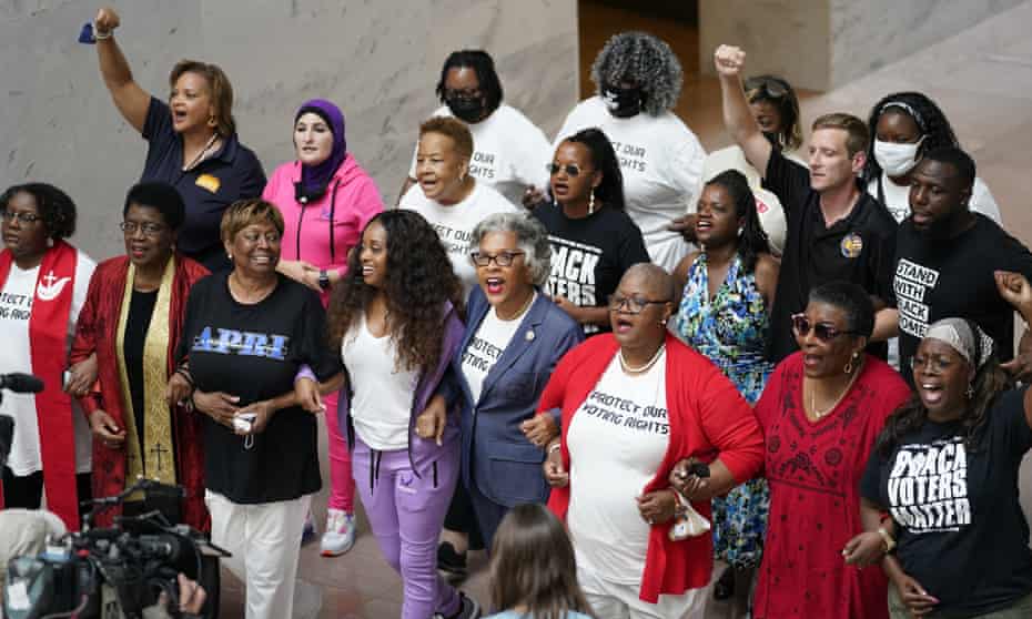 La congresista Joyce Beatty, centro, presidenta del Caucus Negro del Congreso, y otros activistas encabezan una manifestación pacífica para defender el derecho al voto en el edificio de oficinas del Senado Hart en Washington el jueves.