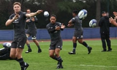 Aaron Smith (centre) in a training session