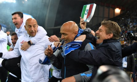 لوچیانو اسپالتی حیرت زده پس از سوت پایان بازی مقابل اودینزه توسط کارکنان ناپولی مورد حمله قرار می گیرد.