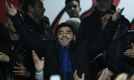 Diego Maradona regarde Napoli battre la Roma pour atteindre la finale de la Coppa Italia.