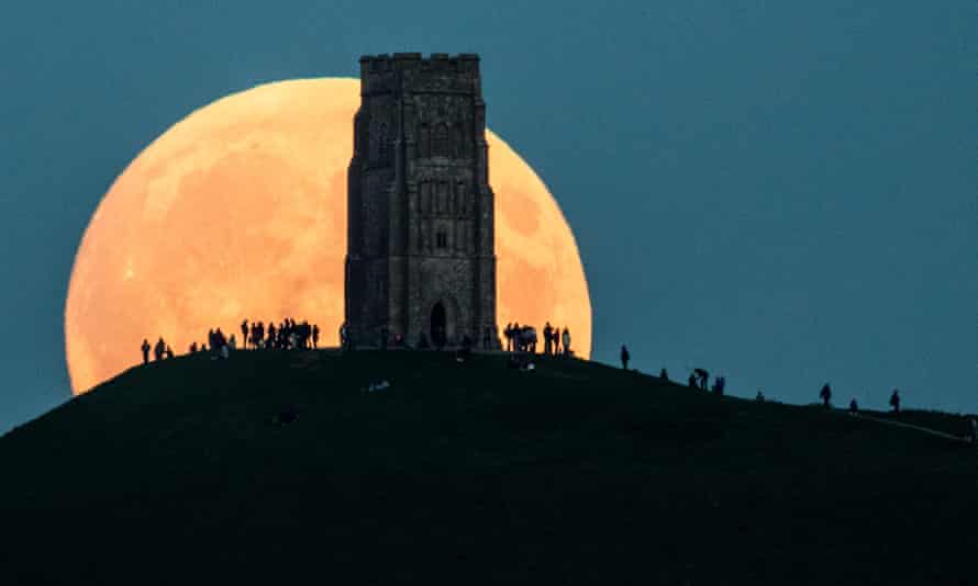 Der Riesenmond geht am 27. September 2015 hinter der Glastonbury Tour in England auf.