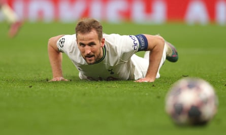 Harry Kane en el suelo contra el AC Milan en marzo