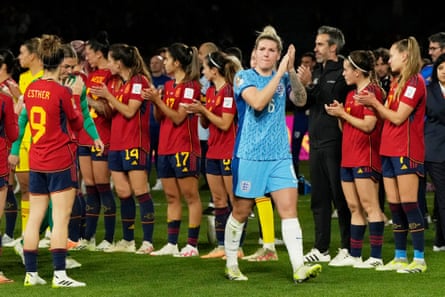 Millie Bright celebrando com a seleção inglesa feminina em campo.