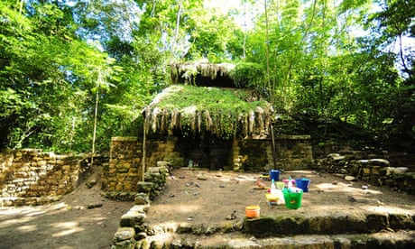 These works, which are carried out thanks to the financial support of the Government of the State of Yucatán, have made it possible to confirm the existence of a palace east of the main square of Group C, by means of the liberation and recognition of the basement, the stairways and a creak with pilasters, in the upper part, that would have been used by the elite of the place.This is, archaeologist Alfredo Barrera Rubio mentions, of a voluminous construction of approximately 55 meters long by 15 wide and 6 high, whose material remains point to two phases of occupation: one in the Late Classic period (600–900 AD). C.) and another in the Terminal Classic (850–1050 AD).