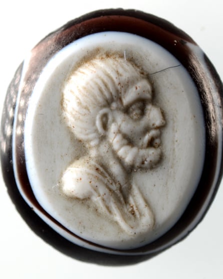 Stolen, now recovered: glass cameo with bust of a bearded man in profile, 18th–19th century.