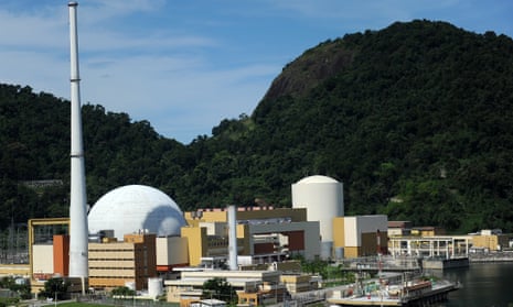 Police in Brazil have exchanged gunfire with gang members as they escorted trucks carrying uranium to the Angra nuclear plant