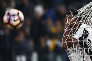 uventus’ defender Alex Sandro caught in the net