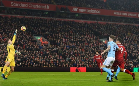 Manchester City goleia Wycombe e avança na Copa da Liga; Liverpool