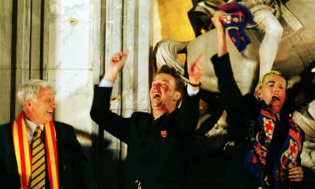 Bobby Robson, left, Louis van Gaal and the midfielder Óscar García celebrate after Barcelona win the Spanish title in 1998