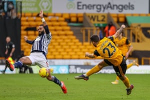 Wolves v west brom: premier lig - canlı! 1 wolverhampton wanderers'tan patrick cutrone kaleye doğru şut atıyor.