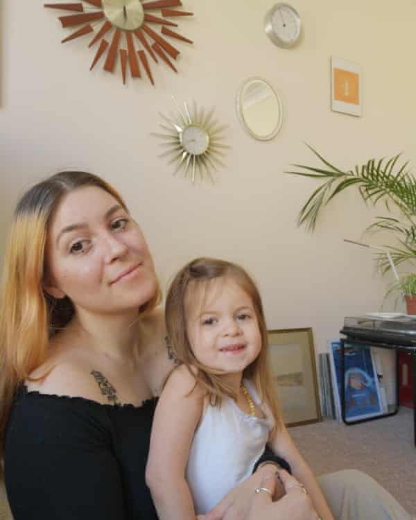 Liberty Cordal, 25 anni, con sua figlia Ari: