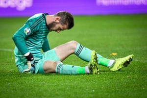 David de Gea goes down with what looks like a hamsting injury.