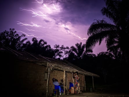 Cidades flutuantes de troncos: poderão os “pulmões de África” sobreviver à sua exploração?