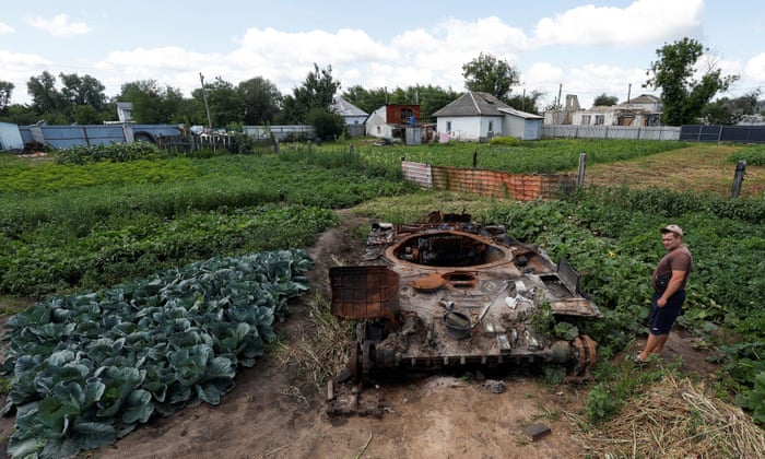 Russia-Ukraine war: Kyiv and Moscow sign deal to allow grain exports from blockaded Black Sea ports – live 12 A local resident stands in his backyard near a destroyed Russian tank in the village of Velyka Dymerka.