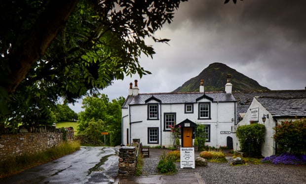 The Kirkstile Inn, with Melbreak behind.