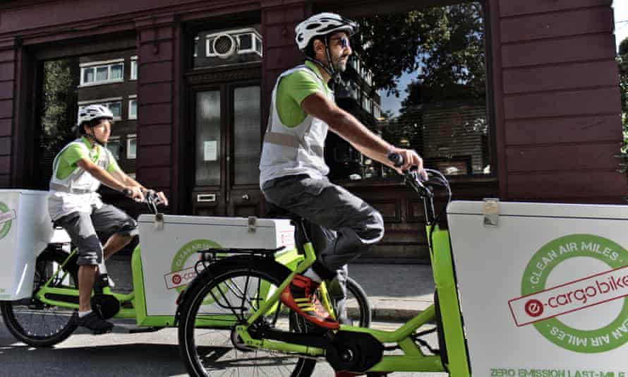 Cyclist on E-cargo bikes
